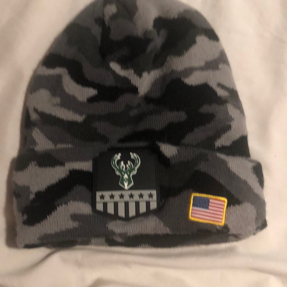 Mens Milwaukee bucks salute to service beanie